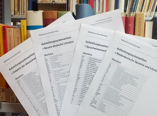 Ausdrucke der Haus-Systematiken der Bibliothek des Germanistischen Instituts der Universität Münster (Foto in Originalgröße)