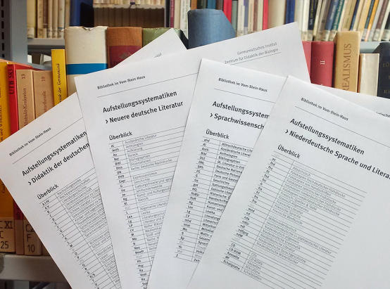 Ausdrucke der Haus-Systematiken der Bibliothek des Germanistischen Instituts der WWU (Foto in Originalgröße)